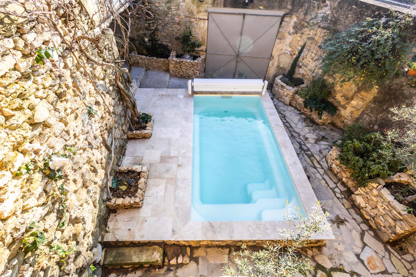 espace_piscines30_construction_piscine_apero_pierres_f_1366px_911px