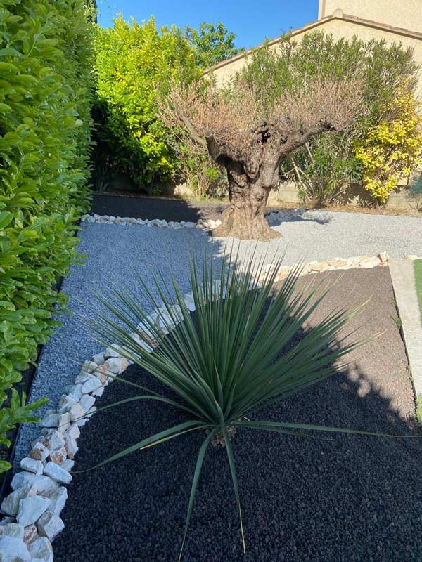 Création d&rsquo;un jardin minéral avec des massifs à Bollène